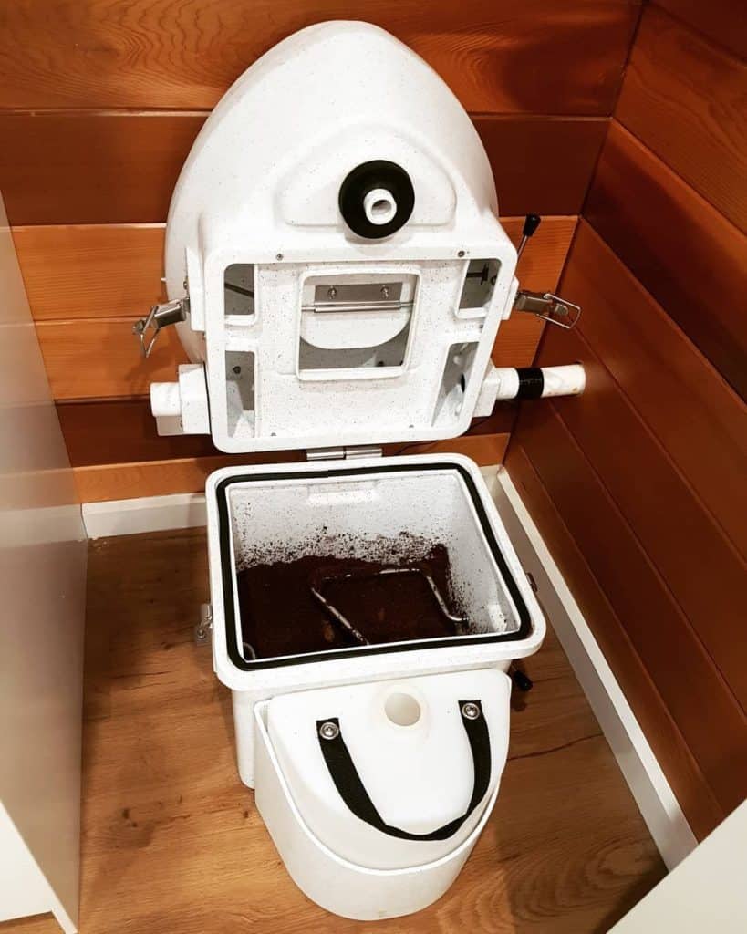 How to use a composting toilet