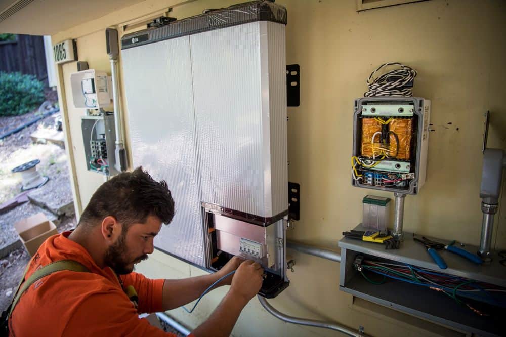 WORKER MAINTAINING A SOLAR BATTERY